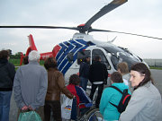 foto č.1: Prohlídka záchranářského vrtulníku